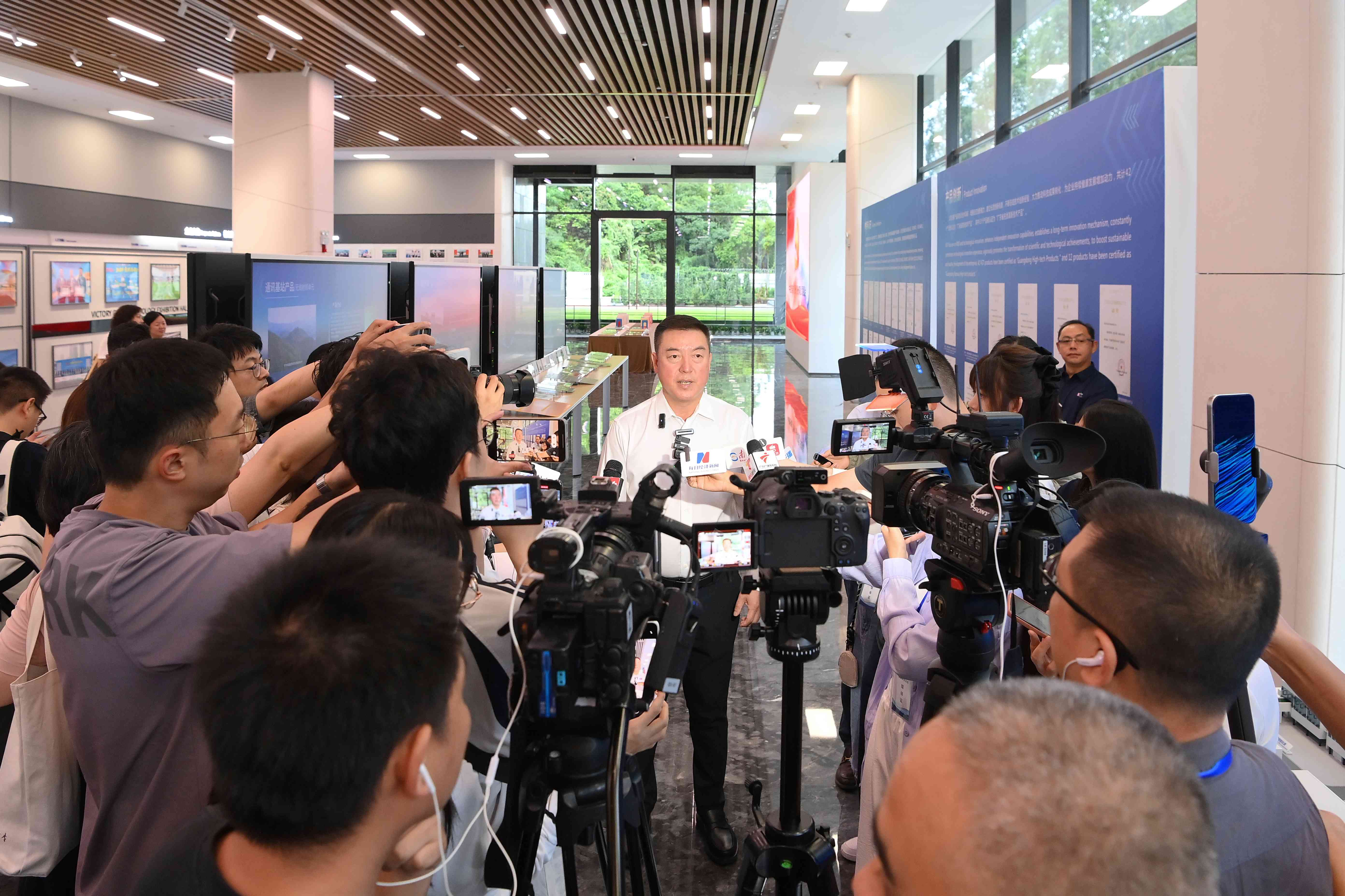 “活力中国调研杏妆主题采访活动走进88BIFA官网科技